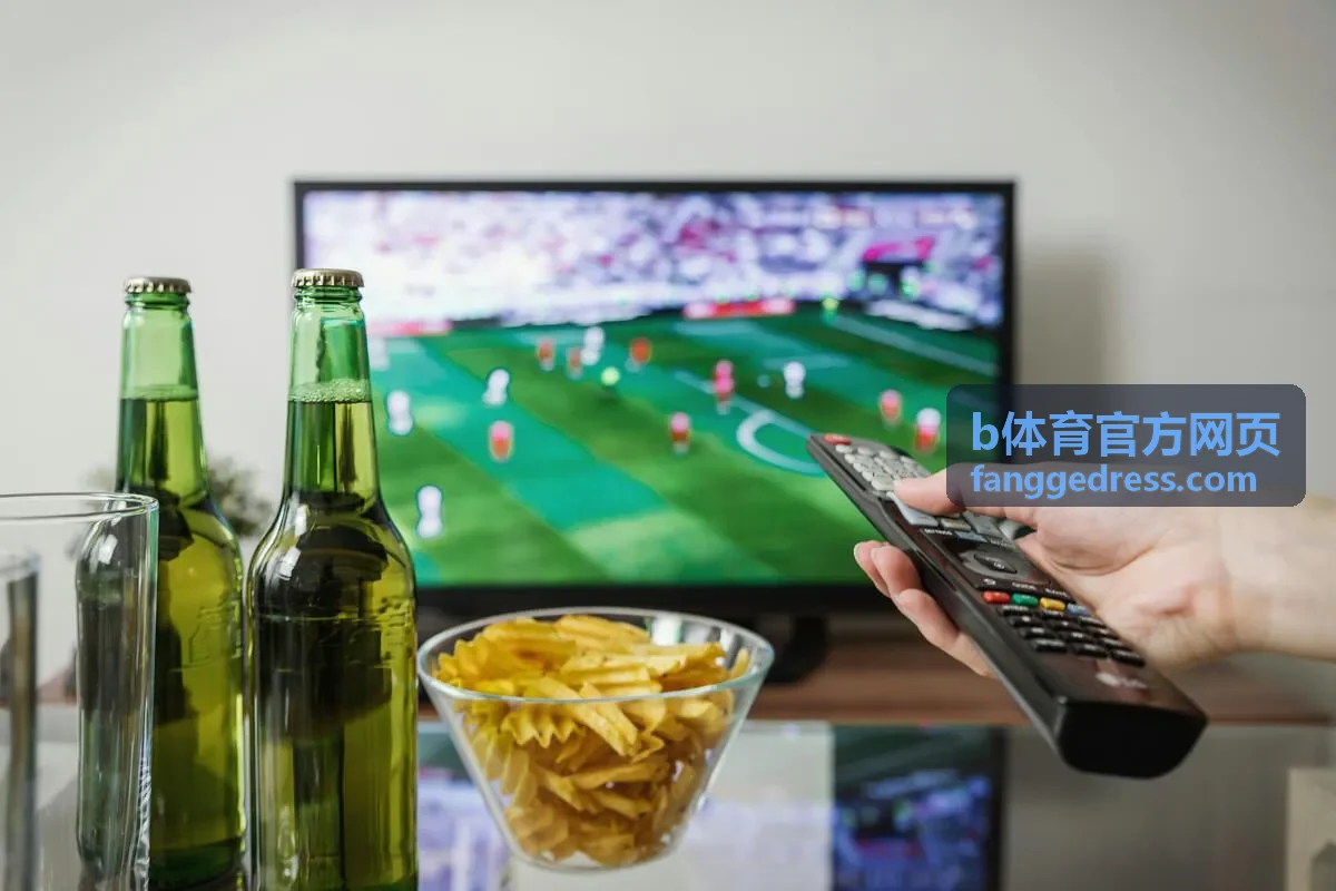 b体育官方网页装备知识中跑步与户外训练场景的服饰穿着示意图